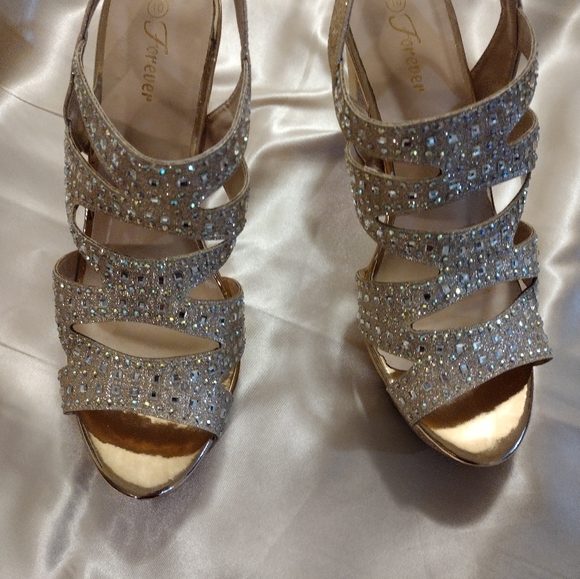 Beautiful Gold Rhinestone Elegant Event Shoe - Picture 2 of 6